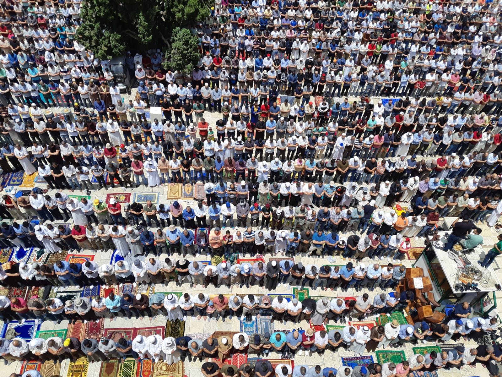  200 الف يؤدون صلاة الجمعة الثانية من رمضان في رحاب المسجد الاقصى وسط إجراءات أمنية إسرائيلية مشددة
